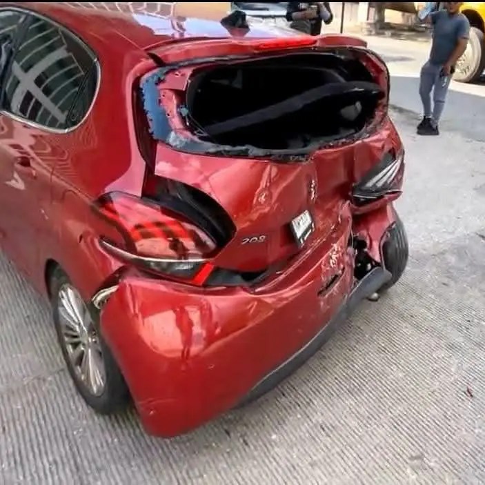 Conductora protagonizó aparatoso percance