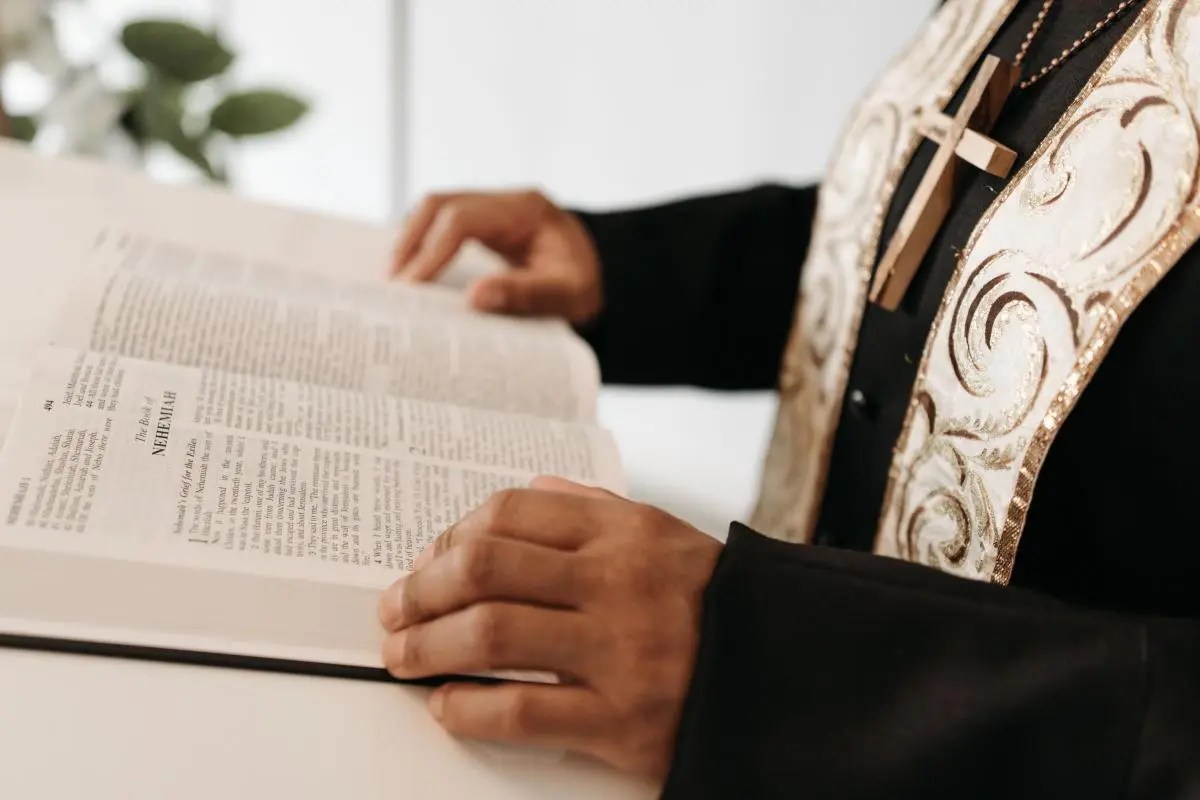 Investigación revela que 270 sacerdotes católicos abusaron de casi mil niños en Massachusetts