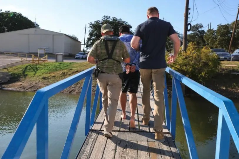 Más de 500 ciudadanos estadounidenses detenidos en redadas migratorias de Trump
