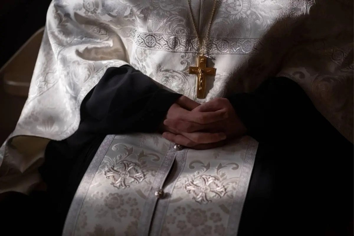 Sacerdote se declara culpable de 109 delitos de abuso sexual infantil