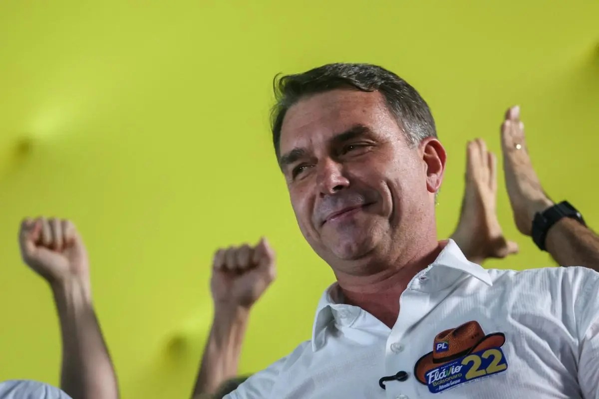 Flávio Bolsonaro lidera el primer sondeo del balotaje; Lula dirige campaña a redes sociales