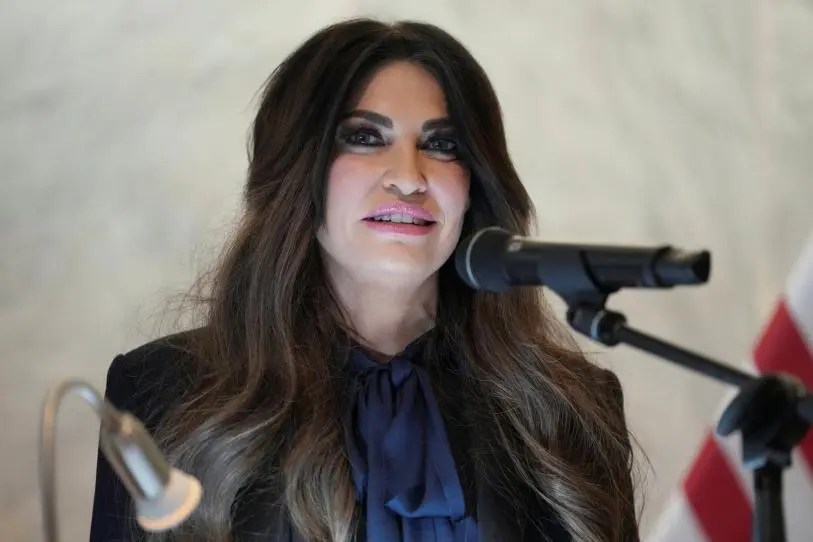 Piden renuncia de la embajadora de EU en Grecia; revelan mensajes de extorsión a cambio de “favores”