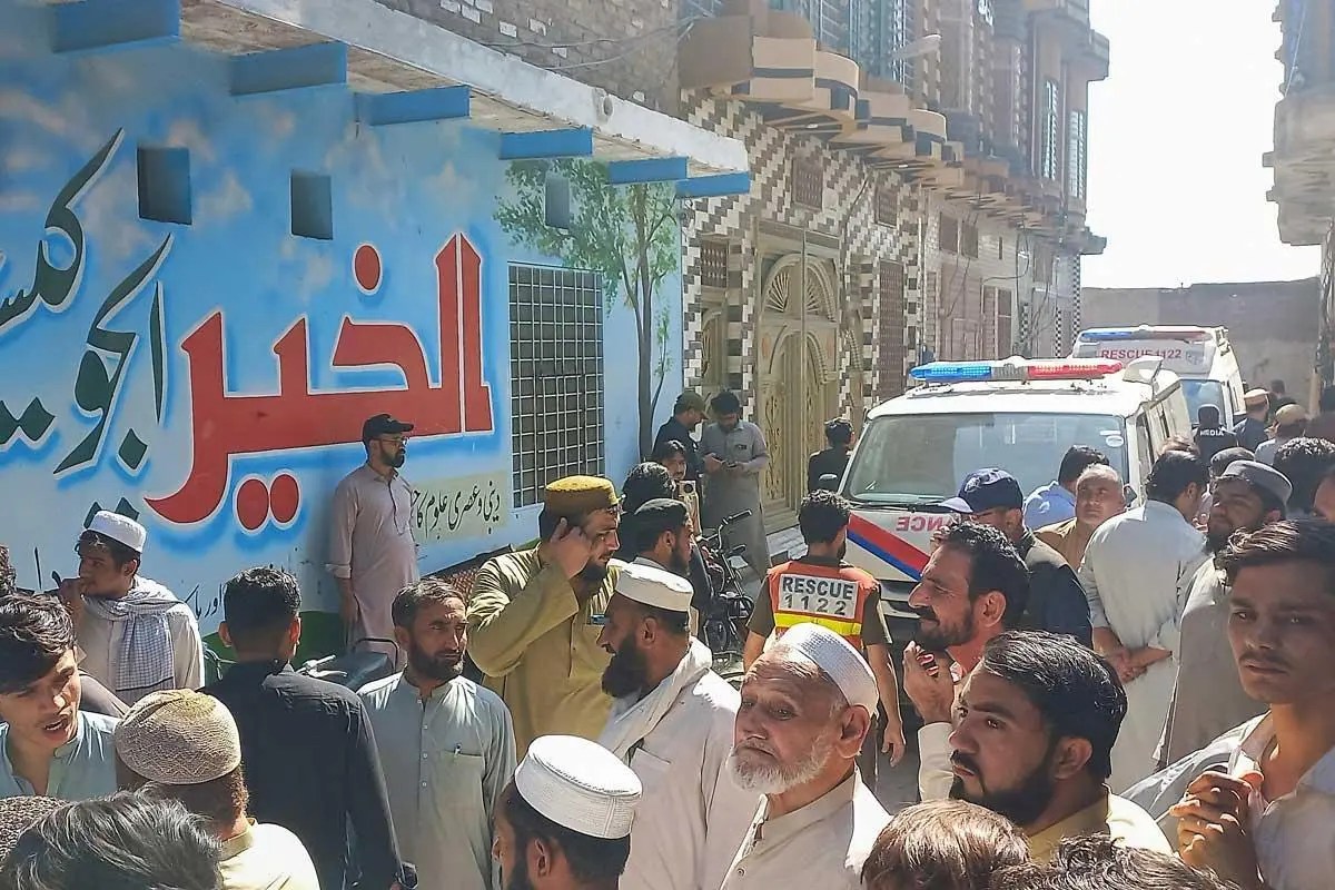 Suman 27 estudiantes y un profesor muertos tras derrumbe en escuela de Pakistán