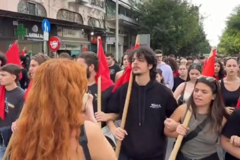 Docentes y estudiantes protestan en Grecia por vivienda, educación y aumento del costo de vida