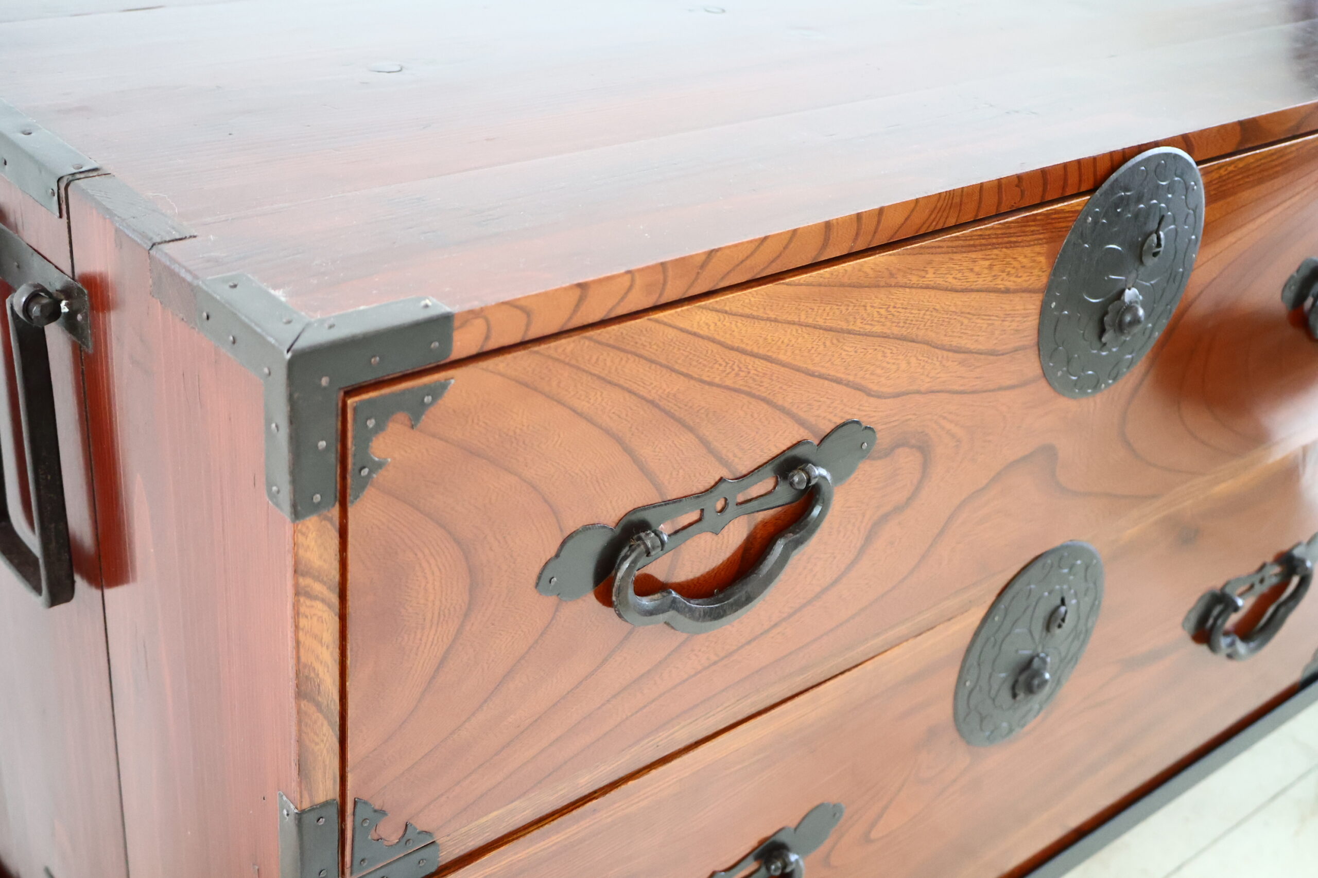 'Yonezawa (米沢) Isho Tansu (衣装箪笥)' - Japanese Antique Chest