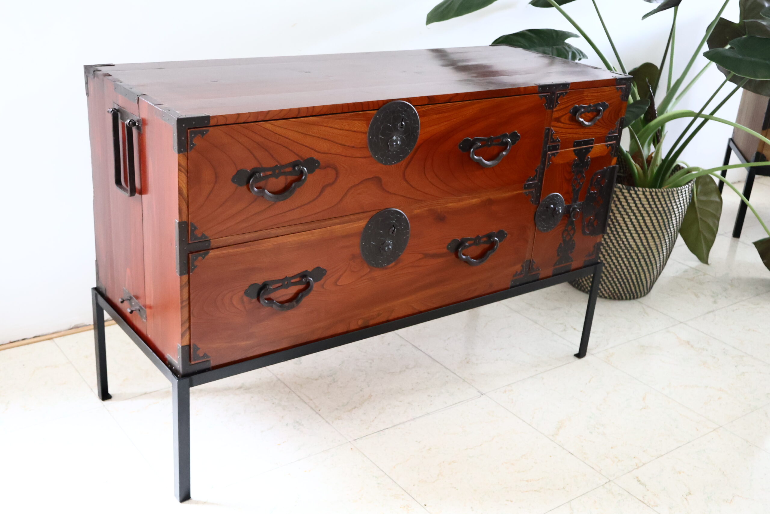 'Yonezawa (米沢) Isho Tansu (衣装箪笥)' - Japanese Antique Chest