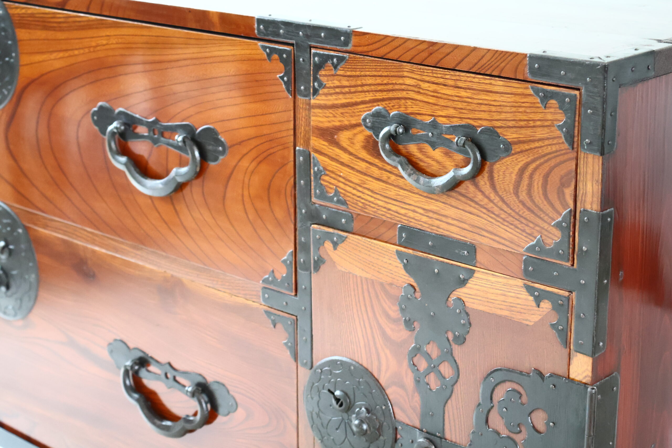 'Yonezawa (米沢) Isho Tansu (衣装箪笥)' - Japanese Antique Chest