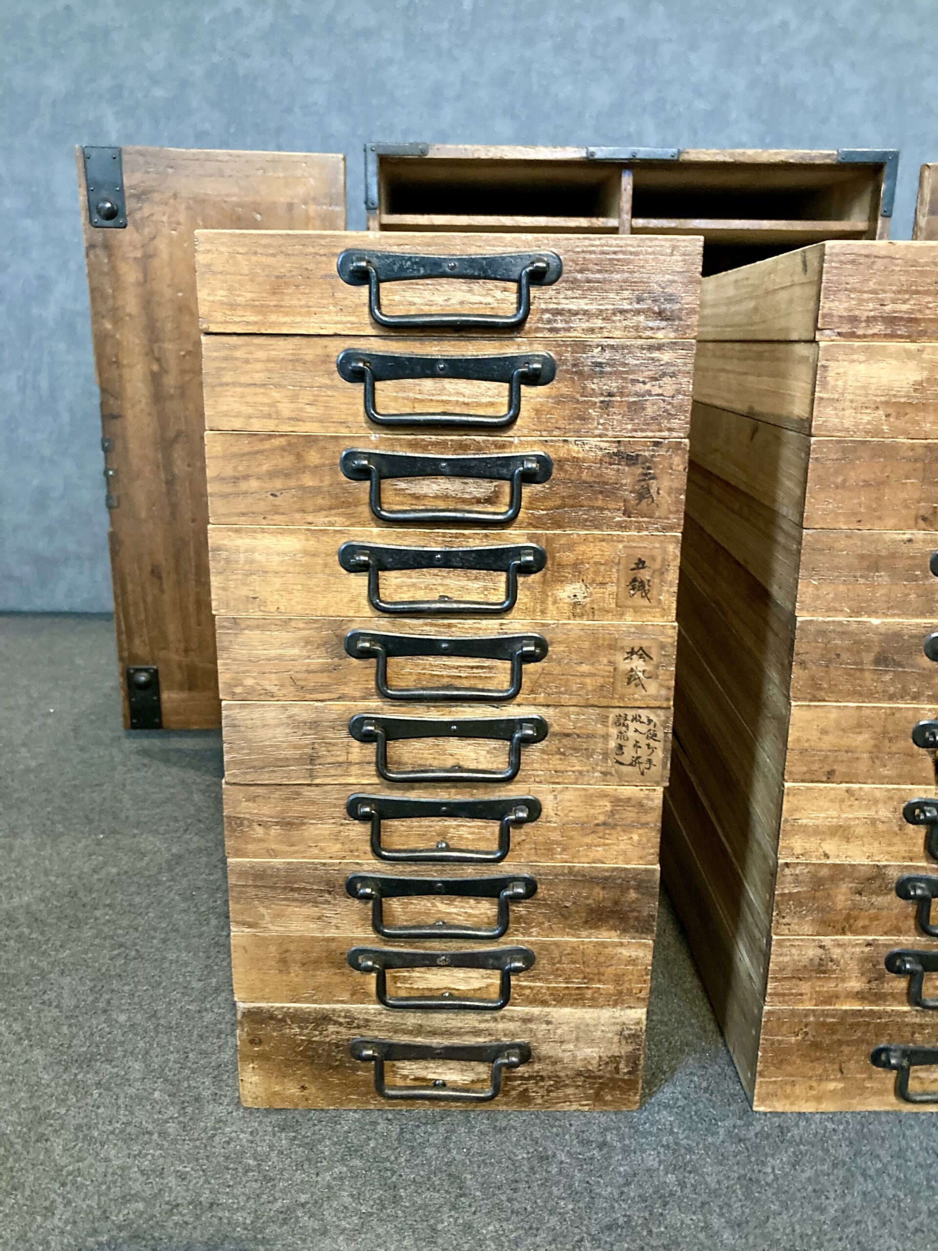 20 Trays 'Choba Tansu (帳場箪笥)' - Antique Japanese Cabinet