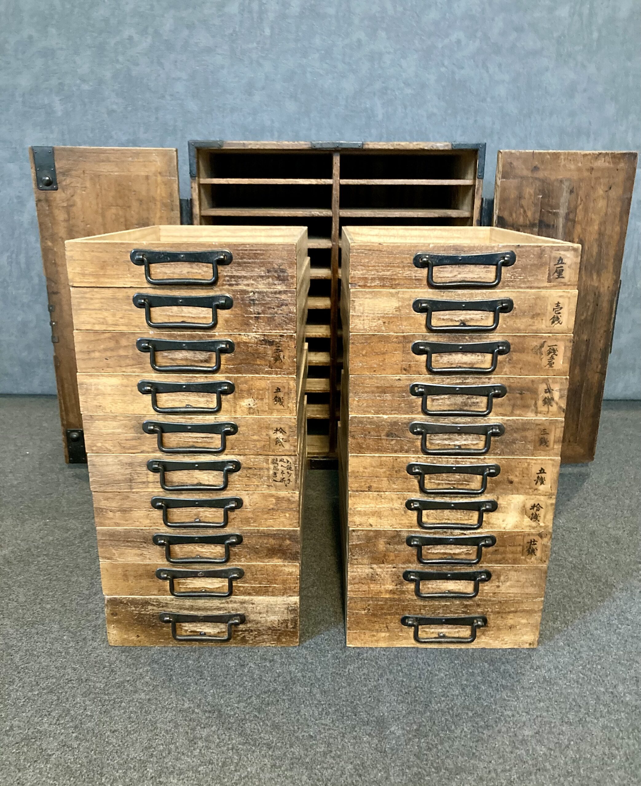 20 Trays 'Choba Tansu (帳場箪笥)' - Antique Japanese Cabinet