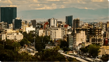 Vista panorámica de una ciudad con edificios y vías de transporte.