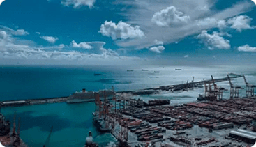 Puerto marítimo con terminal de contenedores y buques de carga.