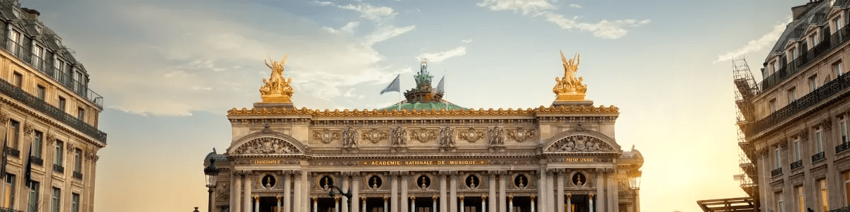 Fachada de la Ópera Garnier de París iluminada por el sol.