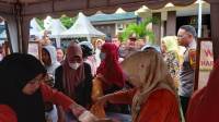 Meskipun Hujan, Warga ‘Serbu’ Pasar Murah Kejari Parigi Moutong