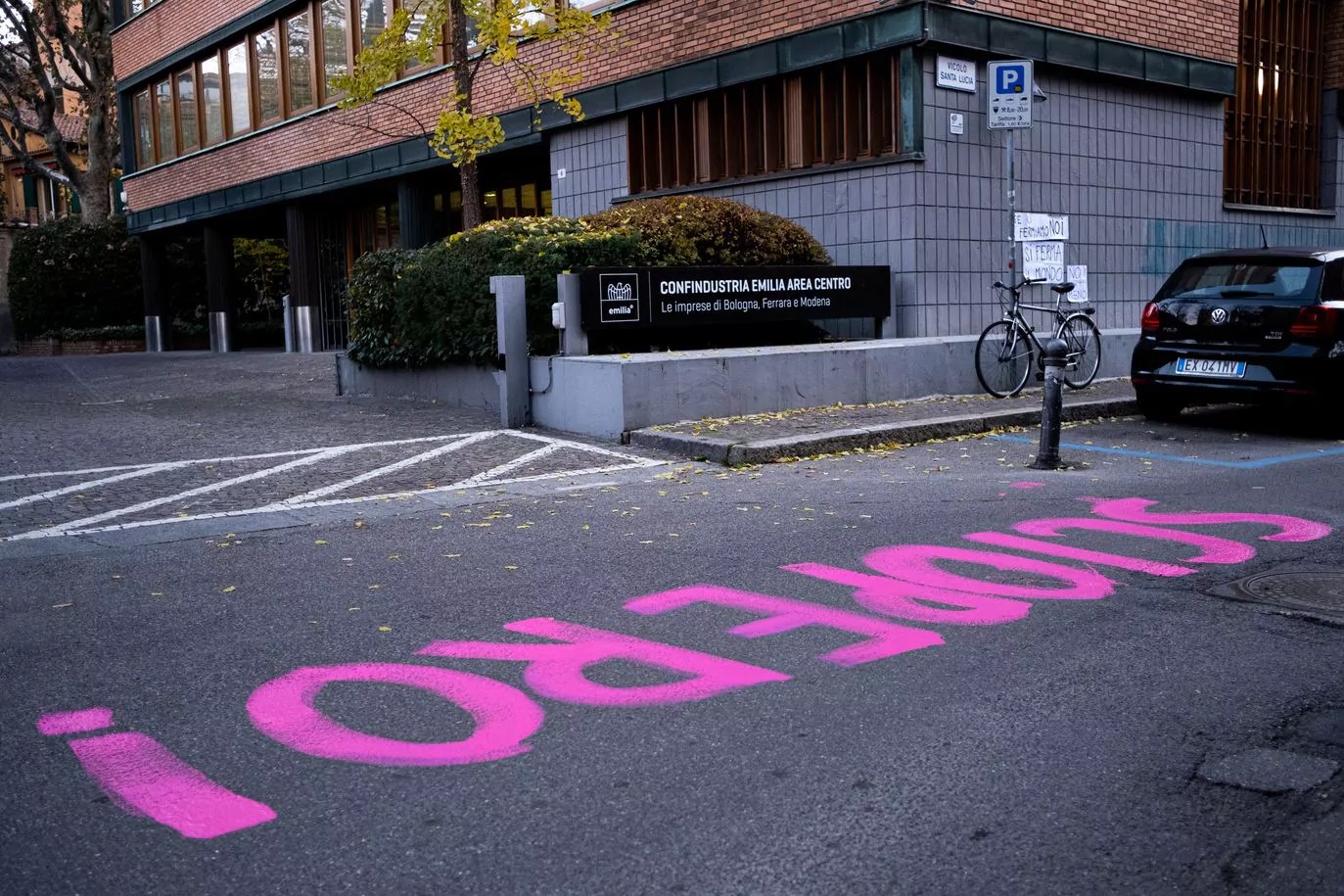 Blitz A Confindustria, Presidio Alla Yoox, Striscioni: La Giornata Contro La Violenza Patriarcale Inizia Subito [Foto] – Zic.it | Zeroincondott☆ 915_x_1373_jpg