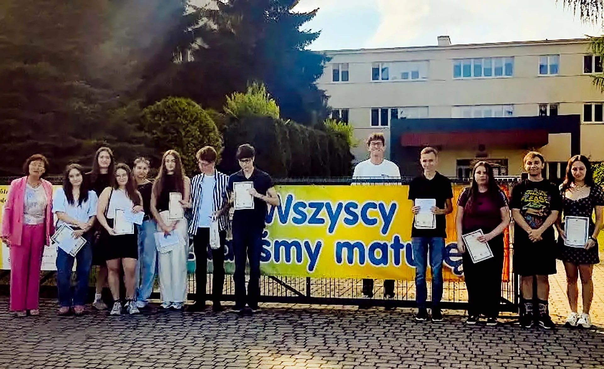 Maturzyśći II LO przed budynkiem szkoły