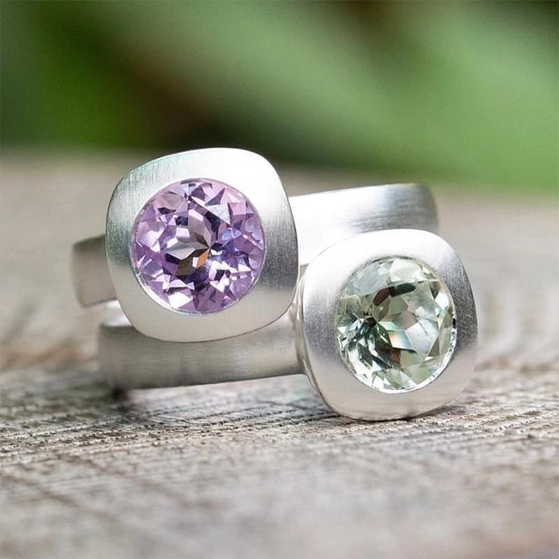 Laat je verrassen door deze groene en paarse edelsteen juwelen voor de beste prijs. Bastian Inverun gematteerde zilveren ring met licht groen