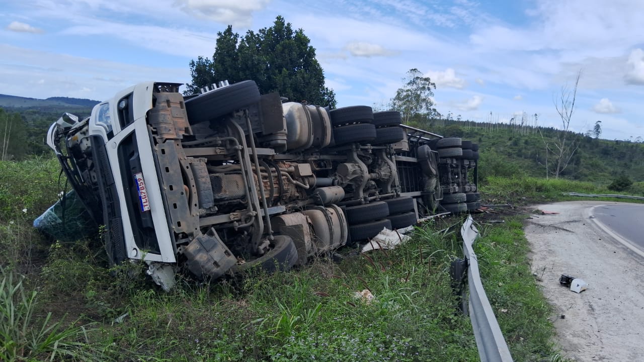 BR-101: Caminhoneiro perde a vida após carreta tombar