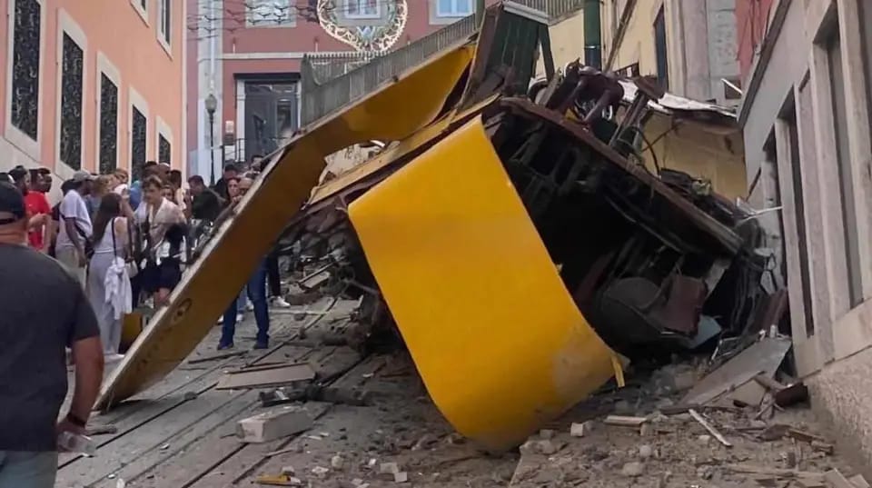 Lisboa: Elevador da Glória sofre grave acidente