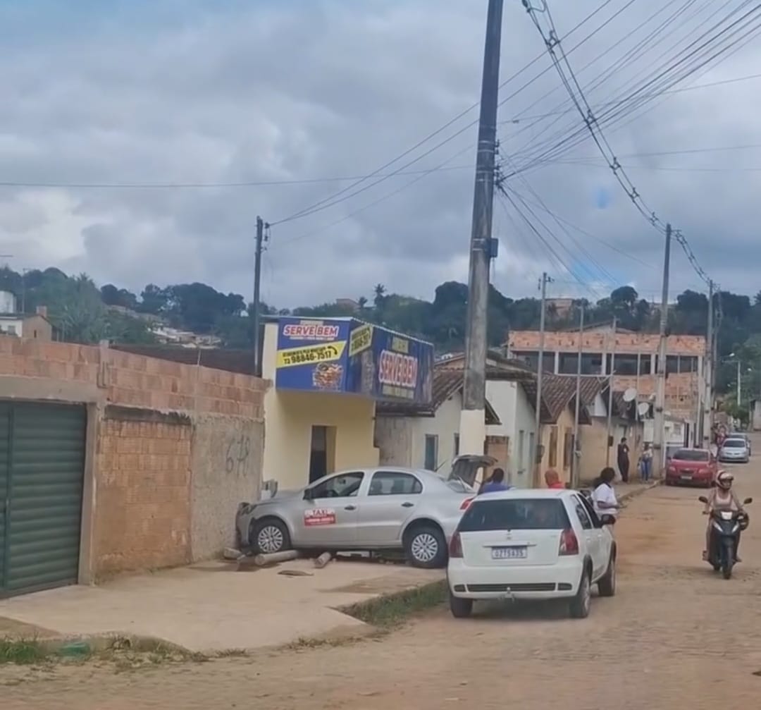 Itamaraju: Veículo colide contra um muro