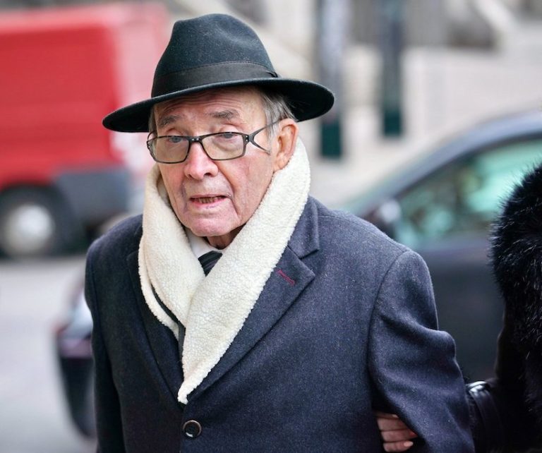 Angažoval se v 3 neziskových organizacích . â€œPÅ™ipravila jsem plnÃ½ stÅ¯l dobrot, nikdo ale nepÅ™ijel