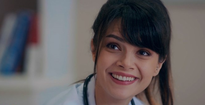 En este escenario, doruk intenta acercarse a ella. Mucize Doktor: 1x6 - Zona Turca