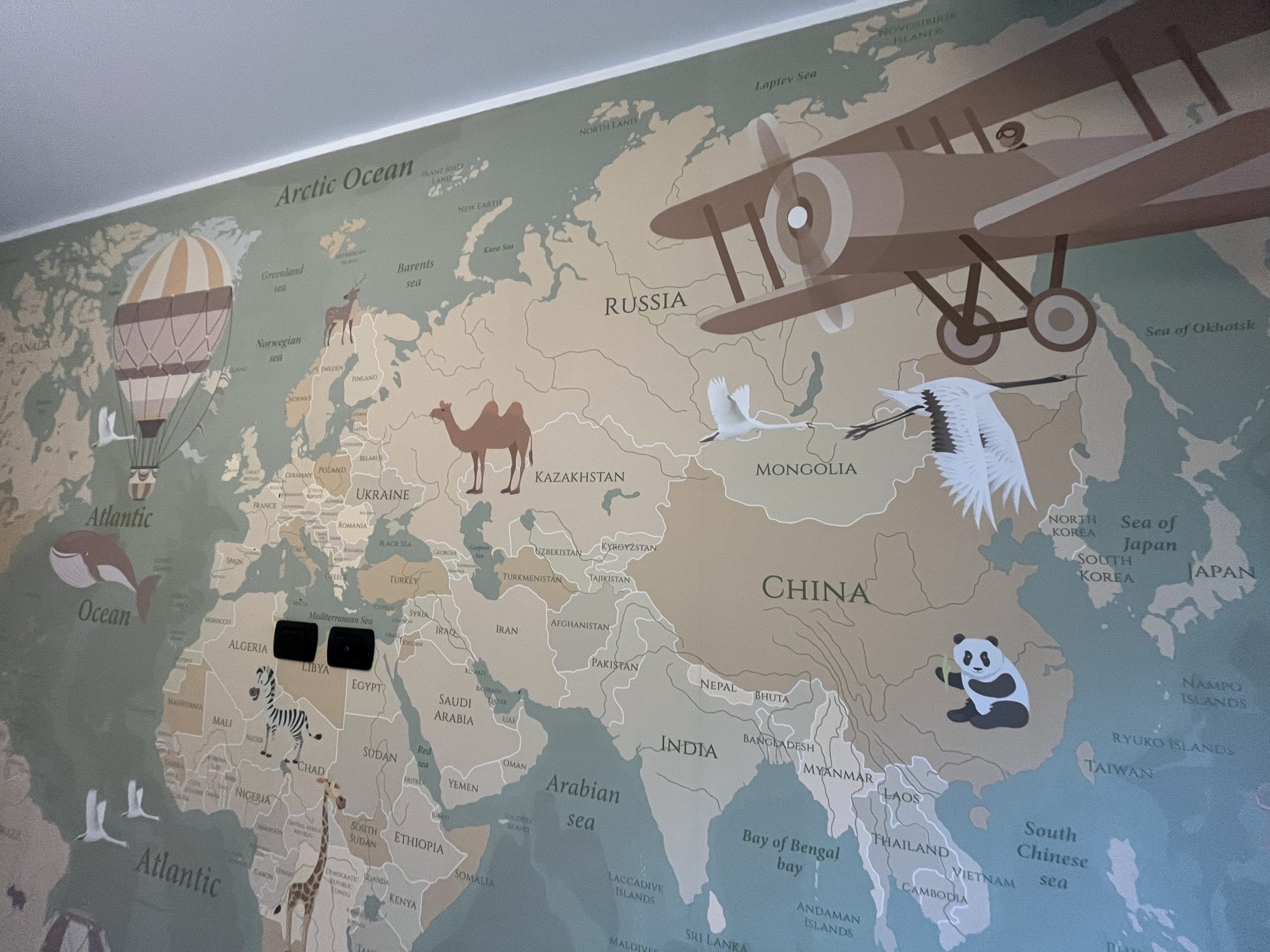 applicazione tappezzeria cameretta a torino con il mondo e aerei
