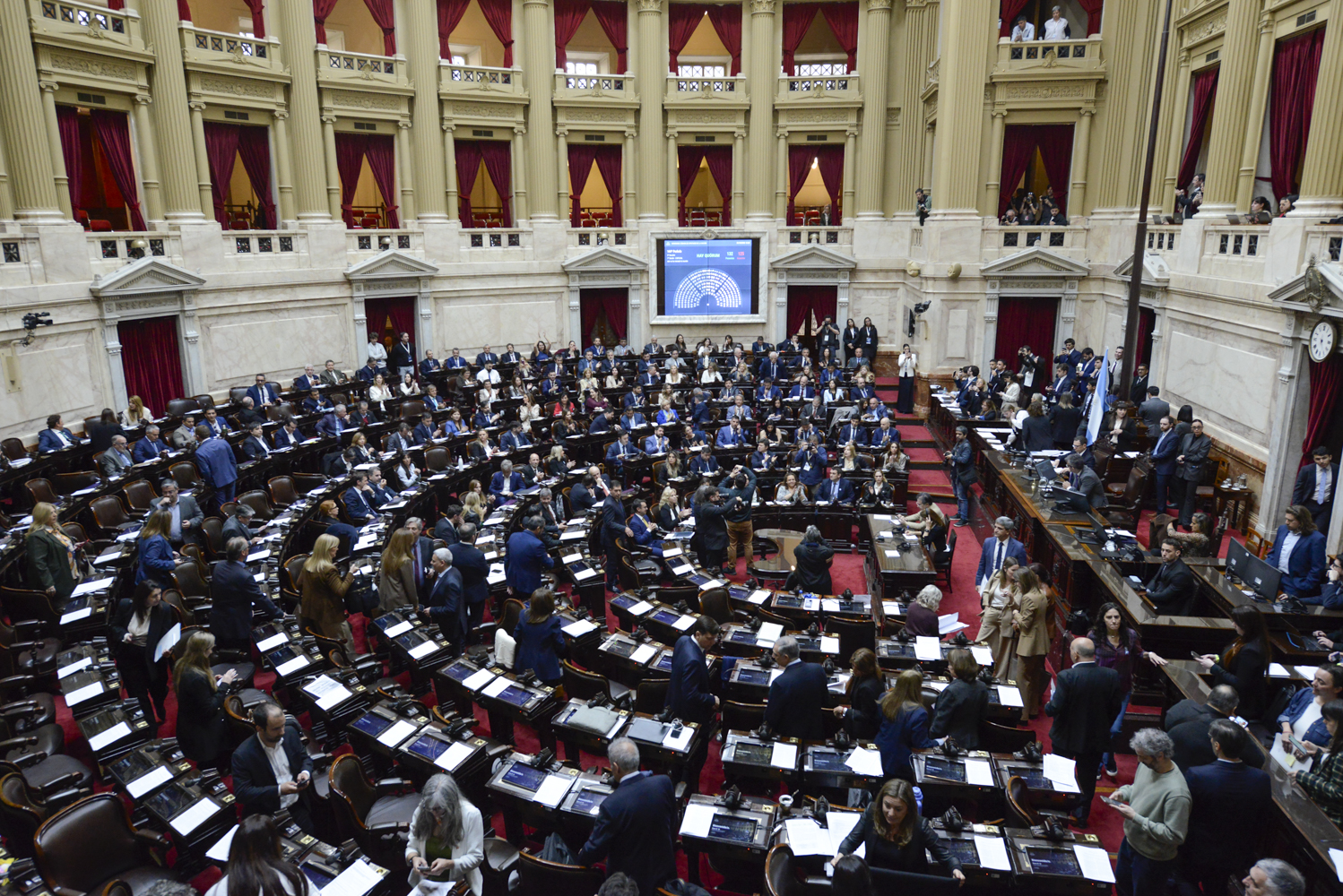 El oficialismo en Diputados llega apenas a 124 votos/ Prometen, tarde, negociar todo/ Una guerra de familias que sale cara