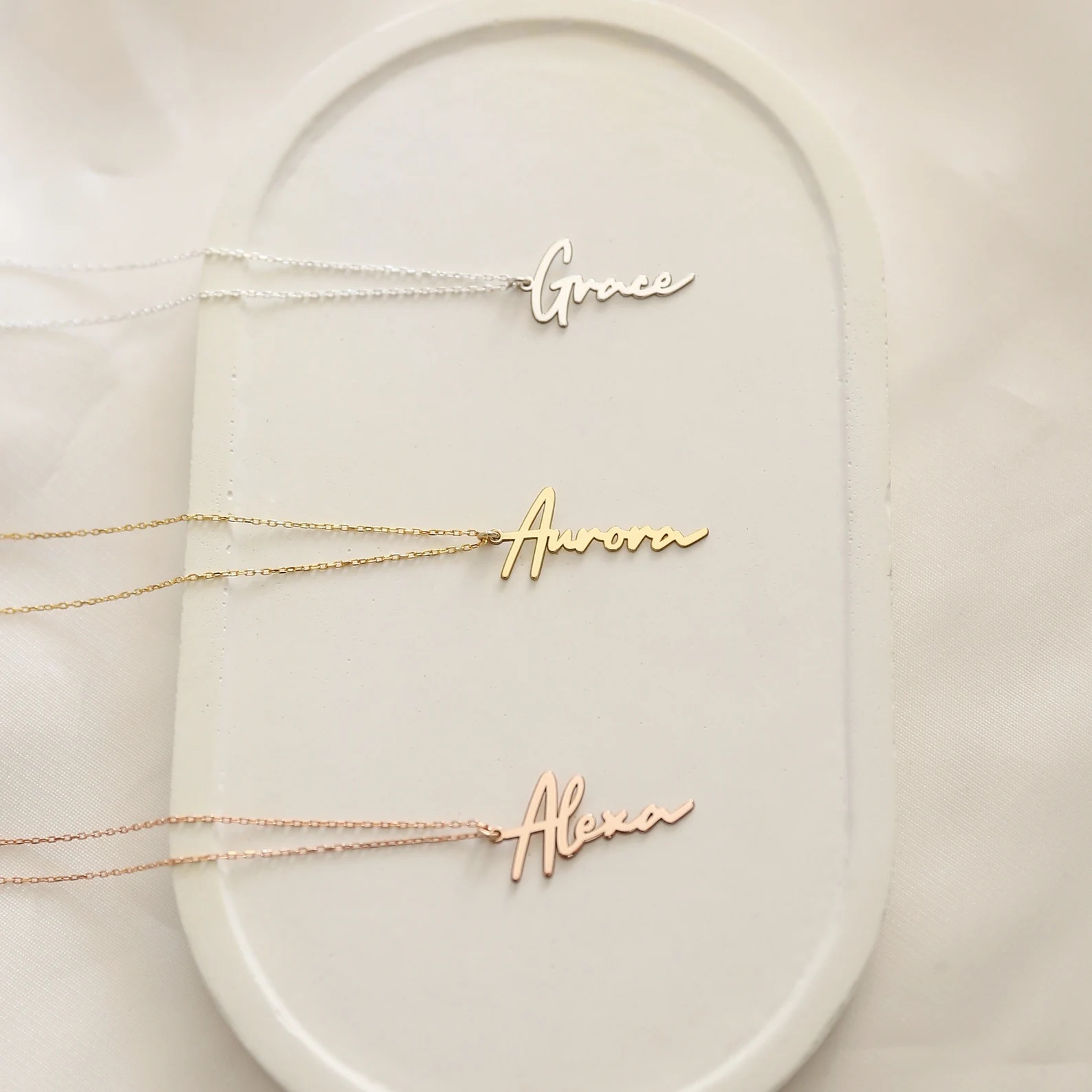 Code Promo Amour Et Bijoux Jessica Thivenin Collier prénom vertical à chaine fine - ZYMALA