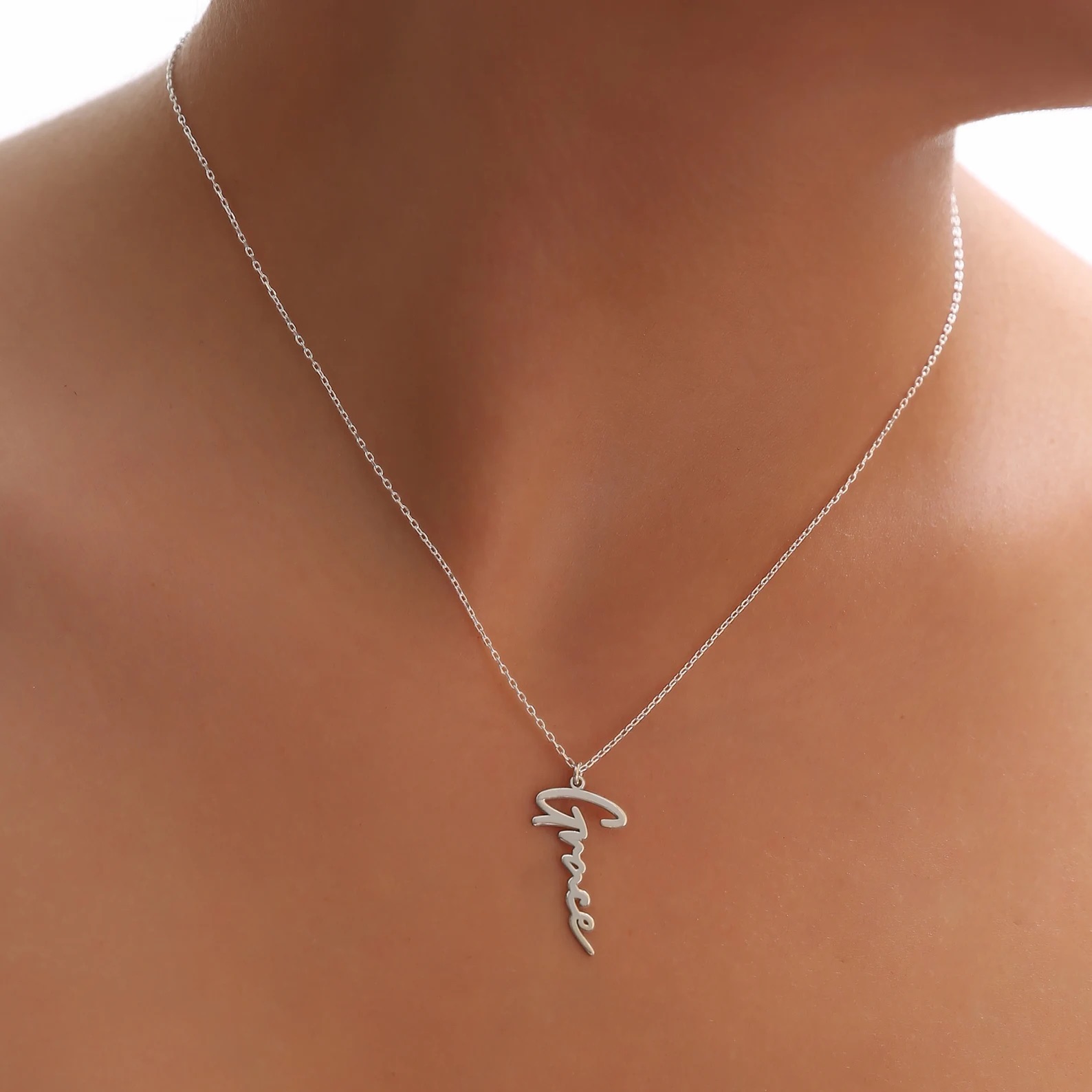 Code Promo Amour Et Bijoux Jessica Thivenin Collier prénom vertical à chaine fine - ZYMALA