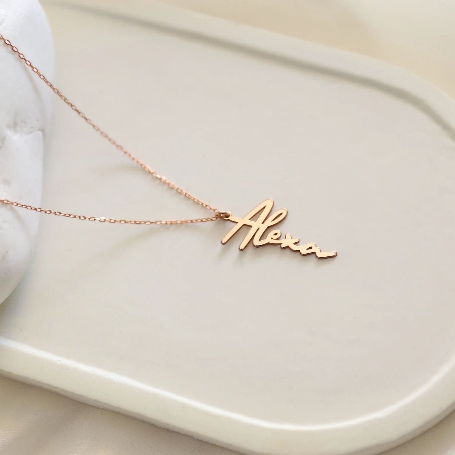 Code Promo Amour Et Bijoux Jessica Thivenin Collier prénom vertical à chaine fine - ZYMALA