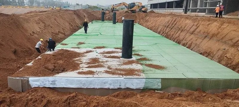 Zhengzhou Yayuan team assembling PP rainwater collection modules for rainwater harvesting system
